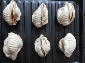 花卷摆放在烤盘上，中间保持距离；面团盖保鲜膜醒发20分钟