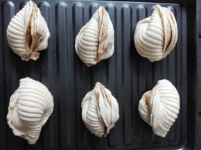 花卷摆放在烤盘上，中间保持距离；面团盖保鲜膜醒发20分钟