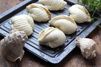 蒸箱停止后立刻取出烤盘，拾出花卷至透气的容器中即可