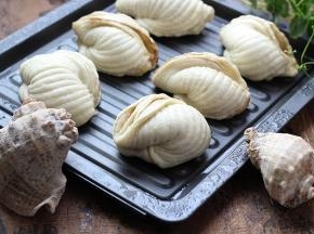 蒸箱停止后立刻取出烤盘，拾出花卷至透气的容器中即可