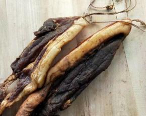 妈妈晒制的腊肉。