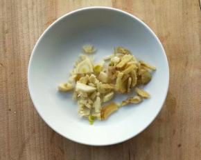 切好姜末，蒜末。