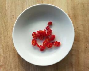 朝天椒切小粒。