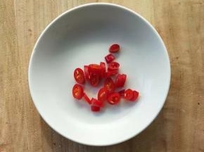 朝天椒切小粒。