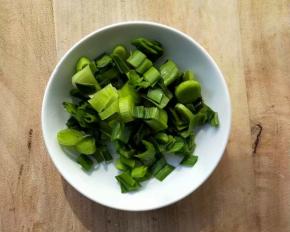 蒜苗叶切小小段。