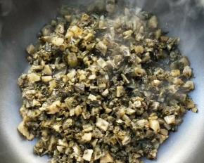 不粘锅，不放油，倒入腌菜。