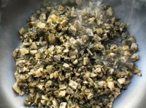 不粘锅，不放油，倒入腌菜。