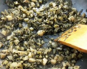 小火慢慢焙干。