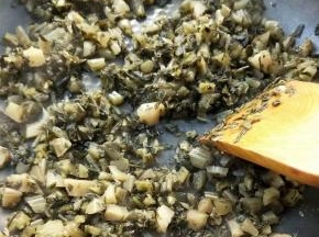 小火慢慢焙干。