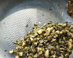 焙干到图这样，锅中腌菜没水分了，就可以用铲子拨到锅一边。