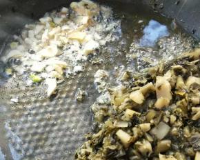 放油，放蒜末姜末煸炒。