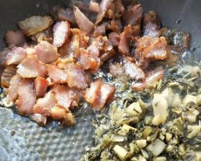 放腊肉片煸炒一下。