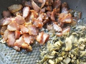 放腊肉片煸炒一下。