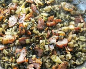 放腌菜和腊肉一起翻炒一会。