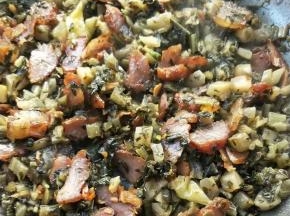 放腌菜和腊肉一起翻炒一会。