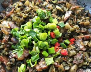 放蒜苗叶和朝天椒。