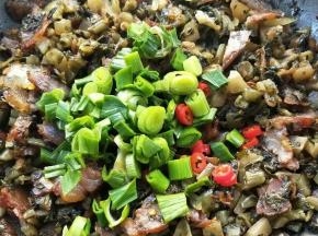 放蒜苗叶和朝天椒。