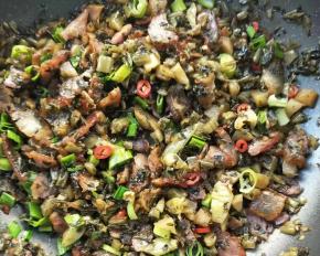 加少许生抽，鸡精大火翻炒一下。