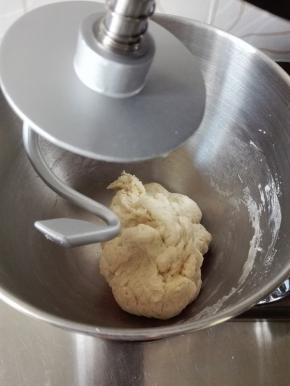 开启厨师机一档，运行2分钟左右，面团成团