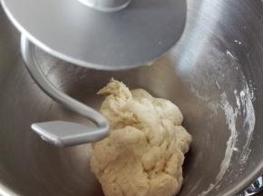 开启厨师机一档，运行2分钟左右，面团成团