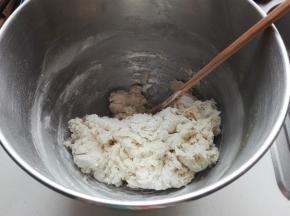 除黄油外的材料全部放入搅拌缸中，用筷子搅拌一几下