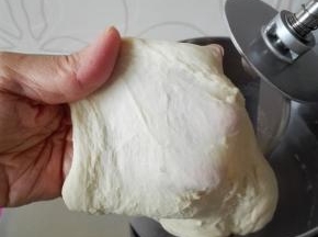 用2档打5分钟，面团已能拉出较厚的膜