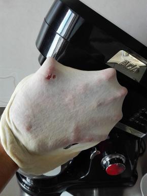 直至面团能拉出漂亮的手套膜