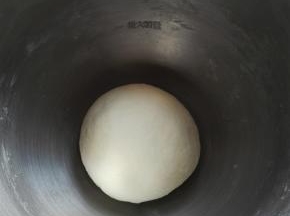取出面团收圆，继续放进搅拌缸里，进行一发（这样不用占用2个盆子），盖锅盖或保鲜膜保湿；