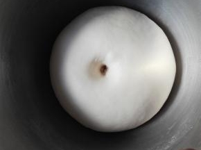 发酵到位的面团，在室温23度发酵2个小时；具体的发酵时间一定要根据室内的温度来定；