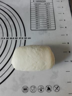 自上而下卷起，不要卷太紧