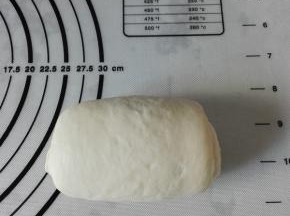 自上而下卷起，不要卷太紧