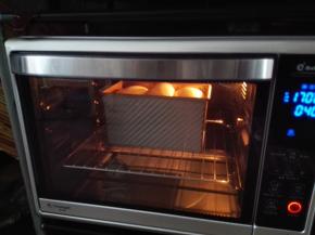 模具放入上下火170度已预热到位的烤箱中，烘烤42分钟，放入烤箱的最下层；面团表面上色后，盖锡纸