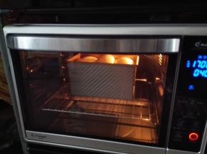 模具放入上下火170度已预热到位的烤箱中，烘烤42分钟，放入烤箱的最下层；面团表面上色后，盖锡纸