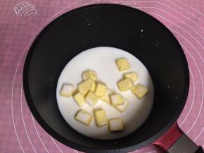 牛奶和黄油放到一起