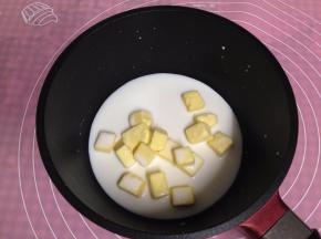 牛奶和黄油放到一起