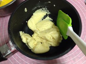 拌匀成为烫面团