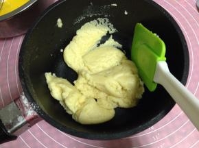 拌匀成为烫面团