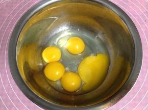 4个鸡蛋的蛋白和蛋黄分离，另外一个全蛋打入蛋黄盆中