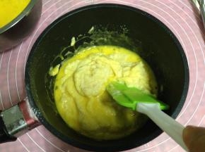 将蛋液倒入烫面团中拌匀