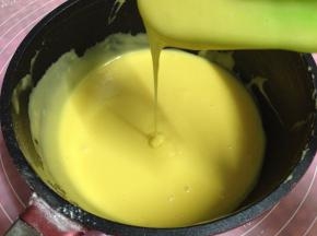 慢慢加入牛奶搅成面糊，面糊滴落不立马消失即可