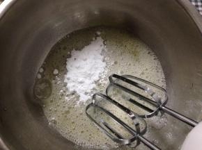 糖粉分三次加入蛋白中打发