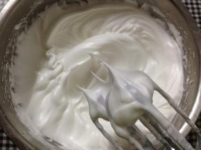 糖粉分三次加入蛋白中打发