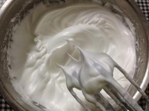糖粉分三次加入蛋白中打发
