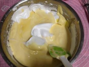 取1/3的蛋白霜放入烫面糊中，翻拌均匀