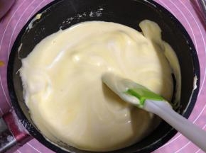 将面糊再倒回剩余的2/3蛋白霜中，迅速翻版均匀（不要划圈搅拌，以免消泡）