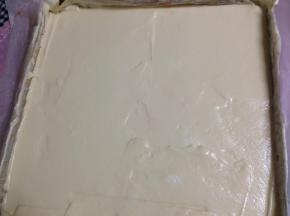 拌好的蛋糕糊倒入模具中，表面刮平，大力震出气泡，烤箱180度预热