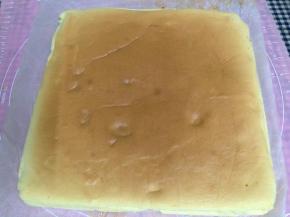 烤好的蛋糕卷脱模