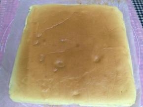 烤好的蛋糕卷脱模