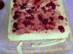 蛋糕内面涂草莓酱