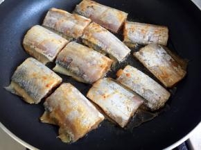 平底锅放油烧热，放入腌制好的带鱼